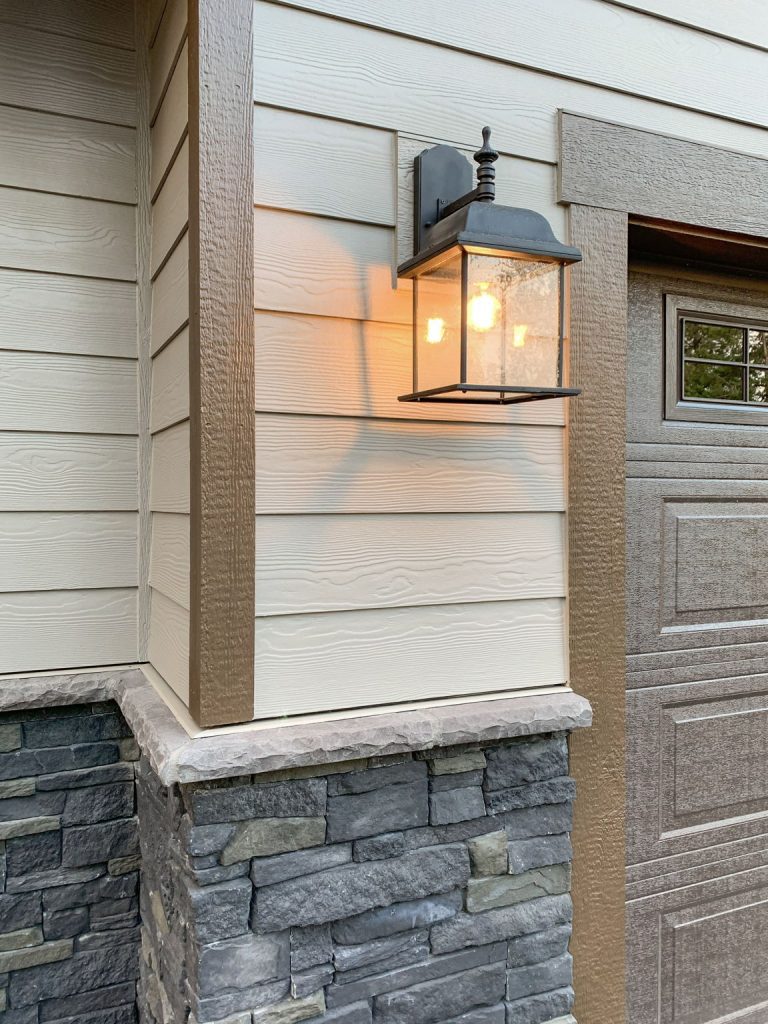A light fixture on the side of a house.